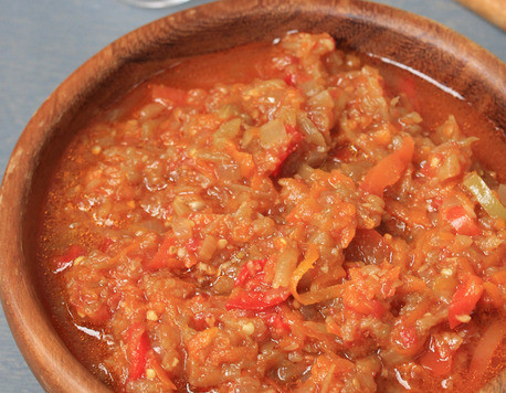 1. Этап. Икра Краснодарская: Примечания автора. Если вы хотите икру поострее, то можете уменьшить количество сахара на 50 г, а уксуса добавить больше на 50 мл. Если кабачок окажется очень сочным, то сок отжать. По желанию можно в конце варки добавить 1 ст. л. хмели-сунели и 1 ч. л. молотого душистого перца.