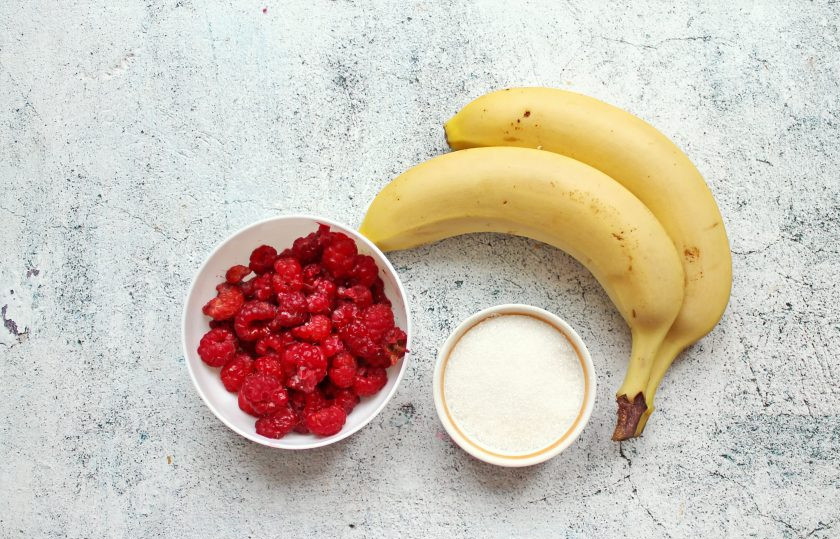 1. Этап. Варенье из малины с бананом: Подготовьте все необходимые ингредиенты для приготовления малинового варенья с бананом.