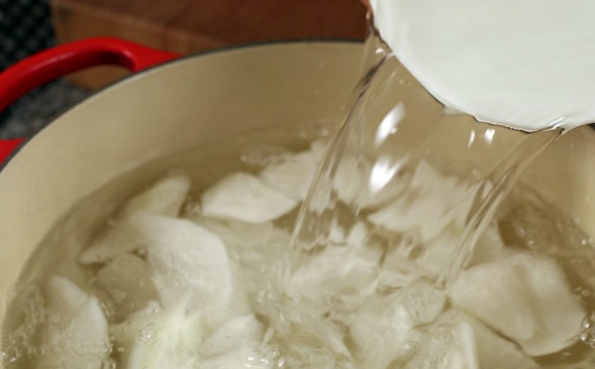 1. Этап. Суп на говядине: Дайкон помойте, очистите и нарежьте некрупными тонкими пластами. Вскипятите воду и варите овощ под крышкой минут 15 после закипания.