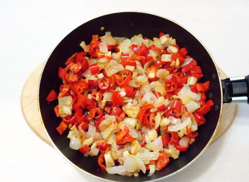 1. Этап. Паста Том Ям: Верните в сковороду с перцем обжаренные овощи. Перемешайте и обжаривайте еще 2 минуты.