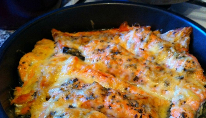 1. Этап. Семга тушеная: 3. Эта зажаристая корочка позволит остаться рыбе сочной. Вливаем теперь вино и посыпаем тертым сыром. На маленьком огне под крышкой тушим до готовности минут 8.