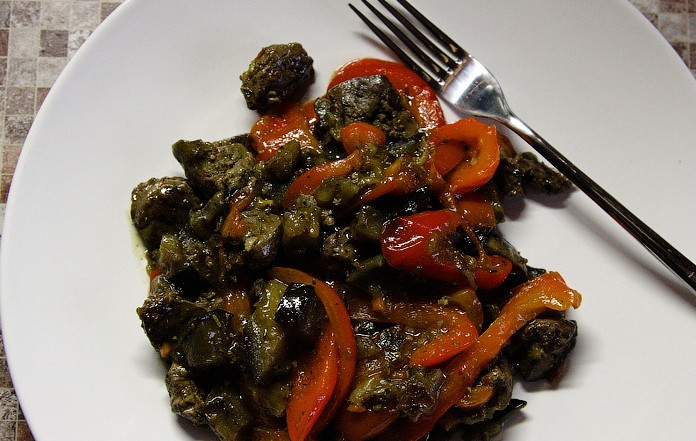 1. Этап. Печень с болгарским перцем: Обжариваем, постоянно перемешивая еще около 5 минут до готовности. Затем выкладываем блюдо на тарелки и подаем к столу. Приятного аппетита!