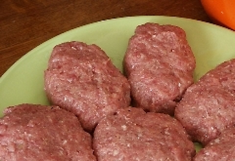 1. Этап. Котлеты из марала: Смажьте широкую тарелку растительным маслом. То же самое сделайте со своими руками. Так фарш не будет прилипать к рукам и к посуде, когда вы будете формировать из него котлеты. По желанию, вы можете обвалять котлеты в специях или панировочных сухарях. Тогда во время жарки на них образуется аппетитная хрустящая корочка.