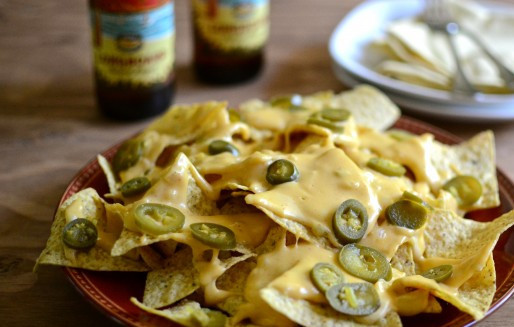 1. Этап. Закуска сырная на чипсах: 5. Можно полить чипсы еще горячим соусом, чтобы он красиво застыл к моменту подачи, а можно остудить его и подавать отдельно, вприкуску. Приятного аппетита!