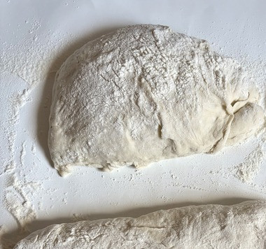 1. Этап. Быстрые багеты: Силиконовой лопаткой сделать подобие багета, сильно не усердствуйте, тесто очень липкое, красивые багеты не получатся.