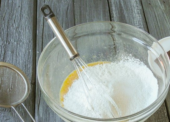 1. Этап. Бельгийские вафли для электровафельницы: Далее просейте муку и всыпьте соль, продолжая мешать.