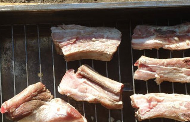 1. Этап. Ребрышки копченые: Затем установите решетку и на ней разложите ребрышки.