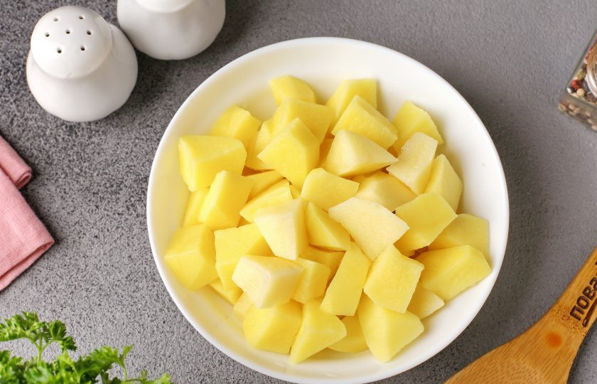 1. Этап. Борщ со свеклой без уксуса: Затем добавьте нарезанный кубиками картофель и готовьте до его готовности.