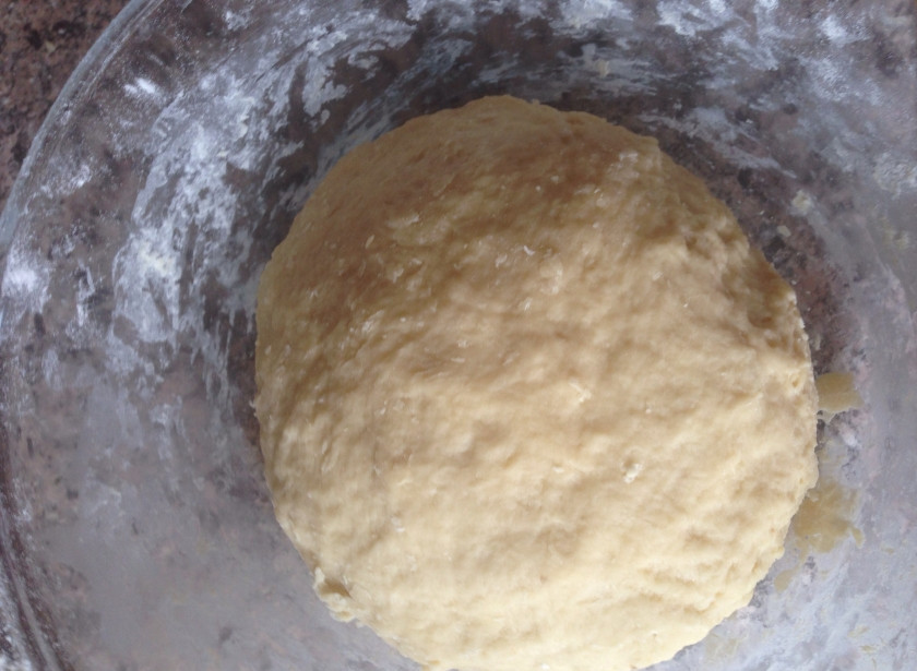 1. Этап. Пончики воздушные: Добавляем муку и замешиваем тесто. И уберем в теплое место на 1,5-2 часа.