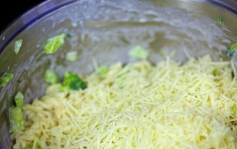 1. Этап. Паста с брокколи и сыром: Приправить солью, перцем и добавить тертый сыр.