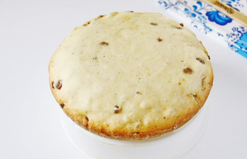 1. Этап. Кулич в мультиварке без дрожжей: После звукового сигнала откройте крышку и оставьте кулич до полного остывания. Затем извлеките его при помощи контейнера для варки на пару.