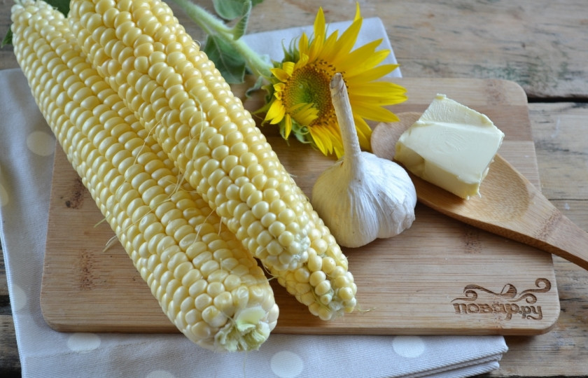 1. Этап. Запеченная молодая кукуруза: Подготовьте все необходимые ингредиенты. Кукурузные початки очистите от листьев и рылец.