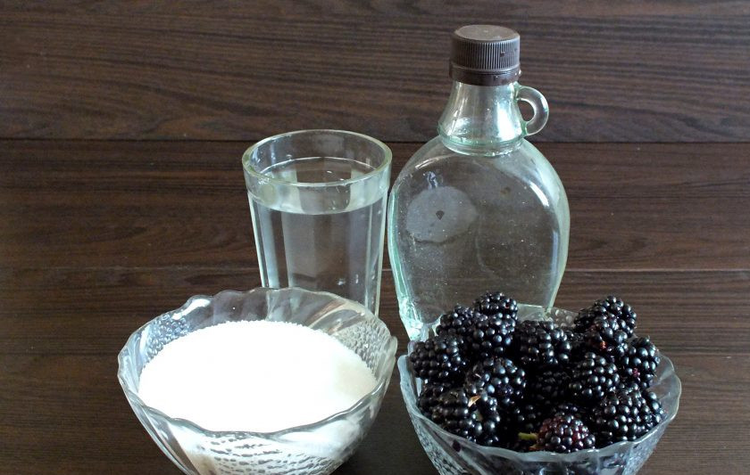 1. Этап. Ликер из ежевики: Подготовьте необходимые ингредиенты.