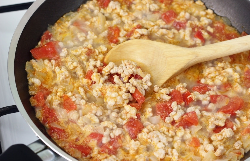 1. Этап. Кавурма: Добавьте воды. Посолите, поперчите по вкусу. Тушите до полной готовности мяса. Ваша кавурма готова.