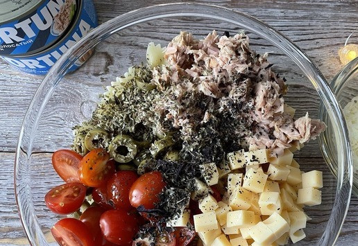 1. Этап. Холодная паста с тунцом: В большой миске соедините филе тунца, сыр, оливки. Готовую пасту откиньте на дуршлаг, чтобы стекла вода, и добавьте ее в миску. Добавьте по вкусу свежемолотый черный перец, орегано, базилик и оливковое масло. Все перемешайте, отрегулируйте вкус с помощью трав и оливкового масла.