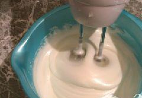 1. Этап. Заварной белковый крем: Залить во взбитые белки горячий сироп, тонкой струйкой и еще раз тщательно все взбить.