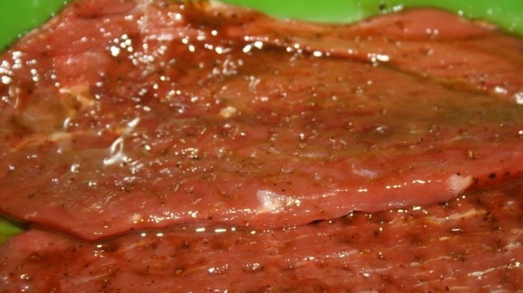 1. Этап. Ромштекс из говядины на гриле: Замариновать в смеси оливкового масла и соуса часа на два.