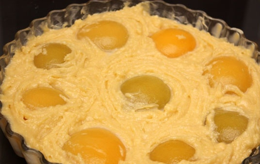 1. Этап. Быстрый пирог с консервированными персиками: 6. Ложкой аккуратно выкладываем тесто, стараясь распределить его между персиками, или по желанию можно залить и персики будут на дне формы.