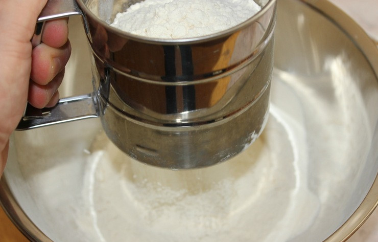 1. Этап. Чиабатта с луком: Когда опара будет готова, можем продолжить приготовление. Просеиваем оставшуюся муку в глубокую миску.