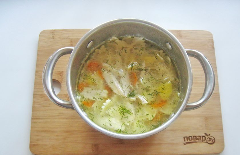 1. Этап. Суп из голени индейки: Варите суп до готовности всех ингредиентов. В конце добавьте нарезанный укроп или петрушку. А также мясо отварной голени индейки.
