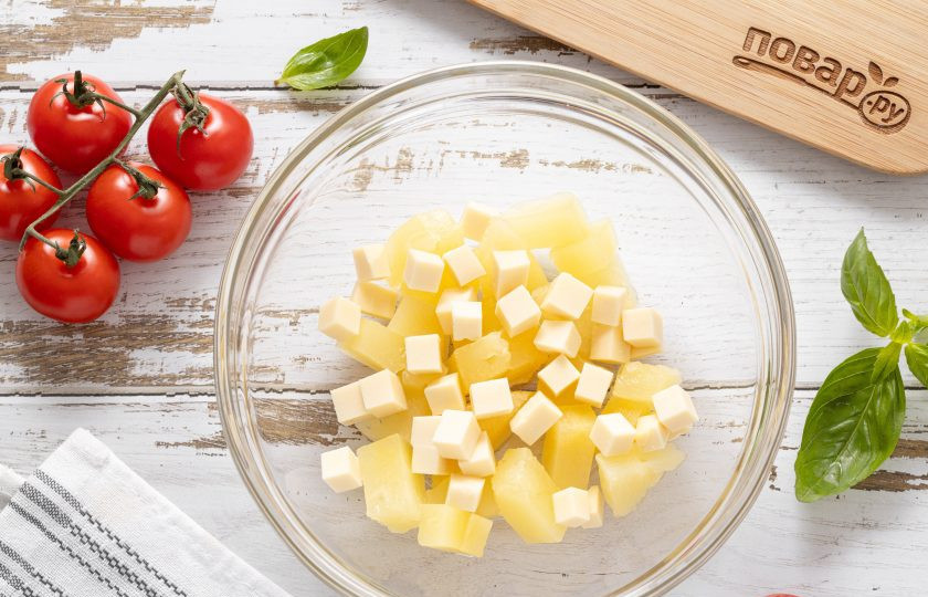 1. Этап. Салат с ананасом, помидорами и сыром: Сыр тоже нарежьте кубиками.