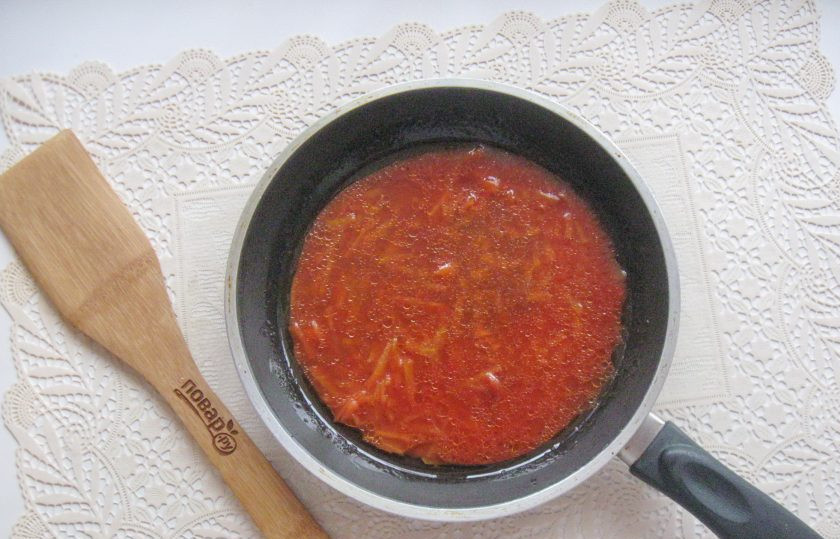 1. Этап. Ленивые голубцы в пароварке: Налейте немного воды и перемешайте соус.