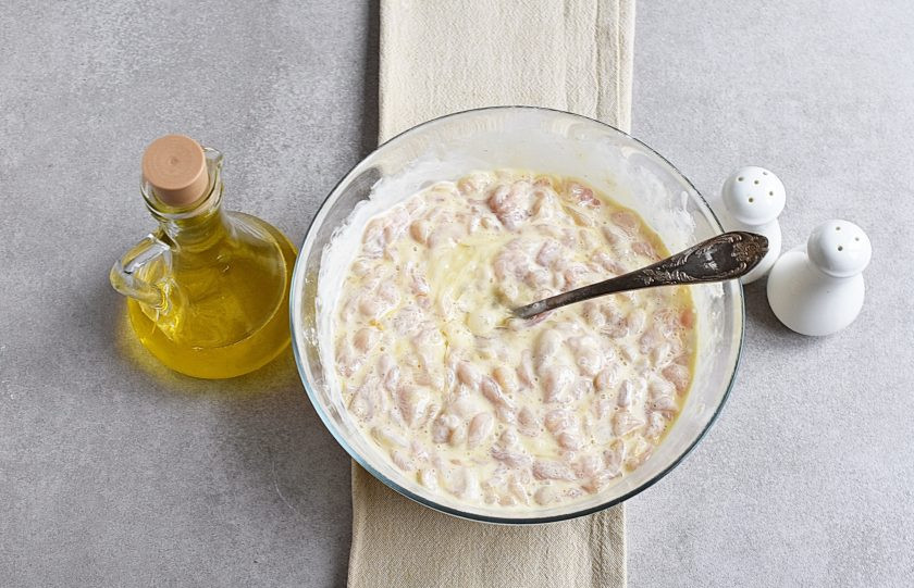 1. Этап. Оладьи из курицы: Выдавите в массу чеснок. Хорошо перемешайте несколько раз. Дайте постоять минут 10. Можно убрать полуфабрикат в холодильник на более долгое время.