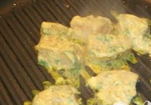 1. Этап. Куриный Кабоб: Нагреть гриль или сковороду на сильном огне. Обжаривать куриные кусочки 3-4 минуты с каждой стороны.