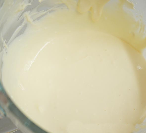 1. Этап. Классический чизкейк: 4. Сливочный крем выложите на основу из печенья.