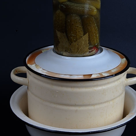 1. Этап. Квашеная капуста: Сверху также укутываем квашеную капусту большими листами капусты. Затем на листы капусты ставим тарелку, а на тарелку - какой-нибудь груз.