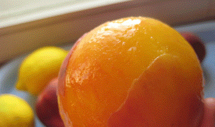 1. Этап. Варенье из персиков без косточек: Аккуратно снимаем кожицу.