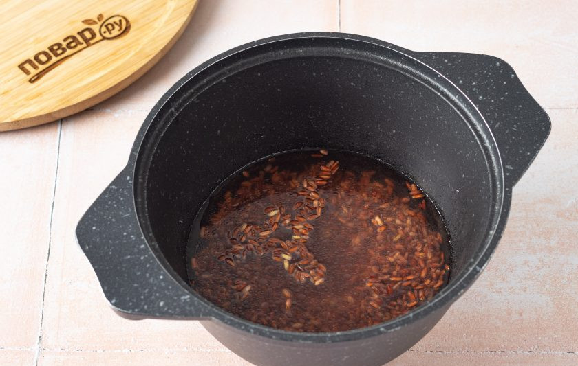 1. Этап. Салат из красного риса: Красный рис промойте, переложите в сотейник. Влейте воду, доведите до кипения. Подсолите и варите на медленном огне 35 минут.