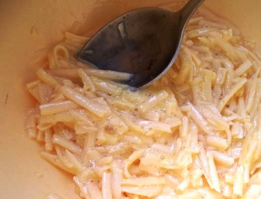 1. Этап. Хачапури с сулугуни в духовке: Сыр сулугуни (желательно не очень соленый) натрите на крупной терке. Положите натертый сыр в миску, вбейте к нему куриное яйцо. Тщательно перемешайте ингредиенты ложкой.