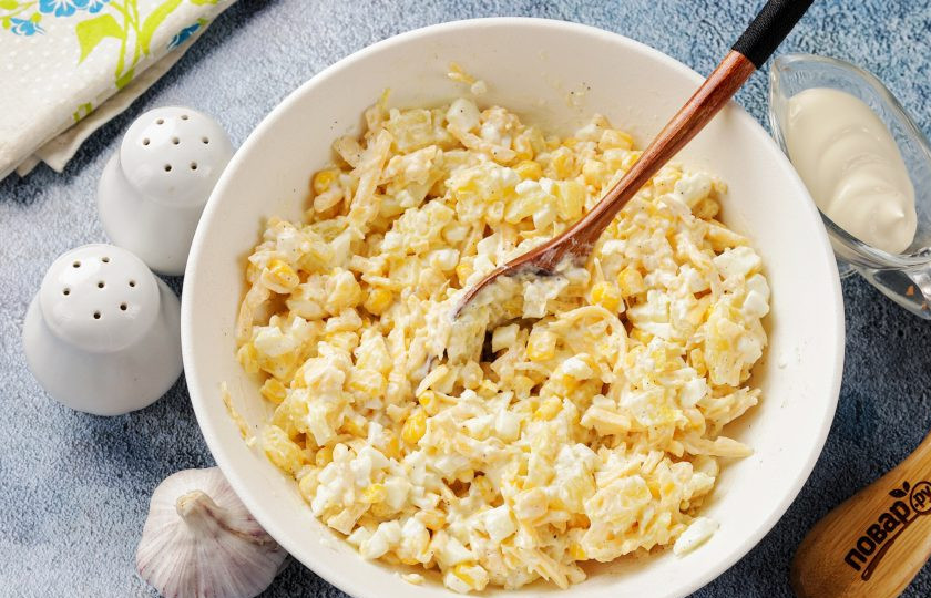 1. Этап. Салат с ананасом, сыром и кукурузой: Перемешайте, отрегулируйте на соль, если необходимо, добавьте 1-2 давленых зубчиков чеснока, и ещё раз хорошо перемешайте.