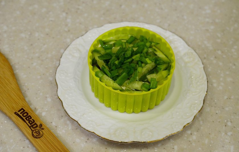 1. Этап. Слоеный салат с кукурузой: 4 Затем нарезанный зеленый лук и немного майонеза.