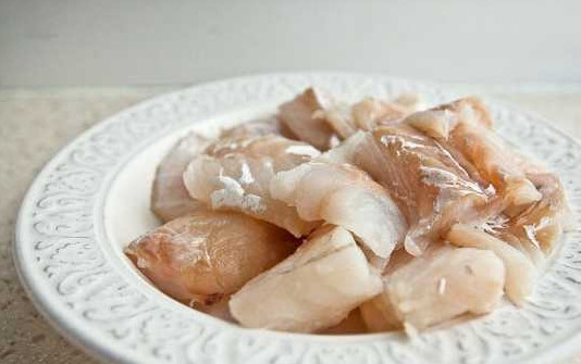 1. Этап. Рыба с овощами под маринадом: 1. Для начала вымойте рыбку, обсушите и нарежьте средними кусочками. Посолите немного.