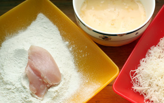 1. Этап. Панировка для наггетсов: Кусочки курицы обмакнуть в муку смешанную с солью и перцем, затем в яйцо, а затем в сыр.