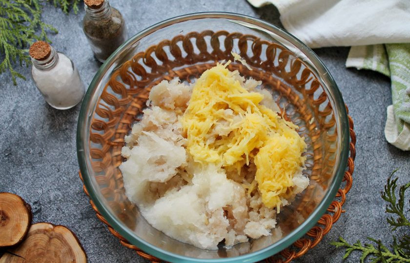 1. Этап. Котлеты из судака и креветок: Картофель почистите, натрите на мелкой терке, отожмите и добавьте к рыбному фаршу. Репчатый лук почистите, натрите на крупной терке и добавьте к рыбе и картофелю.