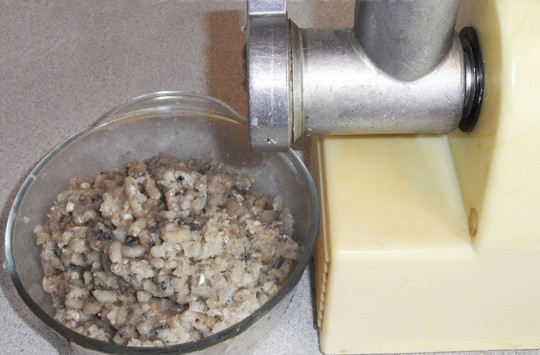 1. Этап. Котлеты из речной рыбы: Пропустите через мясорубку рыбу, очищенный лук, сало и хлеб.