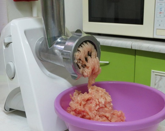 1. Этап. Драники с фаршем куриным: 2. Пропустить филе с луком через мясорубку. Чтобы масса была более однородной, можно использовать блендер.