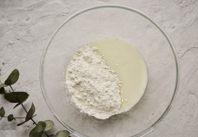 1. Этап. Веганский киш: Смешайте эмульсию с мукой.