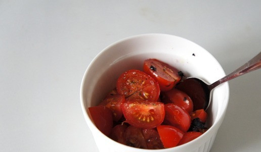 1. Этап. Ассорти брускетт: Помидорки режем на четвертинки. Добавляем 2 щепотки соли, 1 щепотку сахара, пол-чайной ложки бальзамического уксуса (или яблочного, или лимонного сока), 1 чайную ложку оливкового масла. Рубим листики зелени, перемешиваем и оставляем мариноваться.