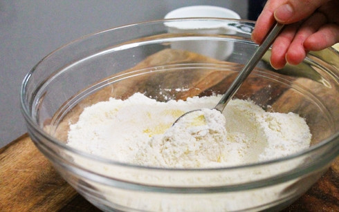 1. Этап. Красные макароны: 2. Добавьте соль, перемешайте.