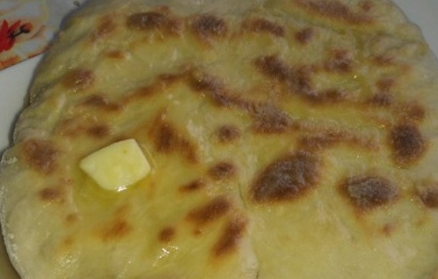 1. Этап. Хычины с мясом: 7. Сливочное масло добавляется непосредственно на саму лепешку уже после жарки. Затем они складываются один на одну (и тем самым хорошо пропитываются).