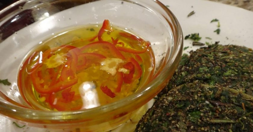 1. Этап. Карпаччо: 1. Смешаем для начала очень мелко измельченные петрушку, 2 зубчика чеснока, розмарин, тимьян, лук, итальянские травы и соль, Этой смесью натираем мясо, и пусть постоит в таком виде два часа в холодильнике. Дальше еще два часа пусть стоит вне холодильника. Отдельно смешаем оливковое масло, хлопья чили, оставшийся чеснок и немного специй по вкусу. Этой смесью смажем мясо, чтобы 