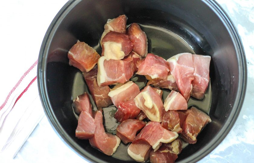 1. Этап. Свинина в соевом соусе в мультиварке: Влейте в емкость мультиварки растительное масло, активируйте режим 