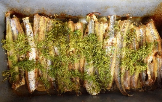 1. Этап. Мойва, запеченная в фольге в духовке: Запекайте в разогретой до максимума духовке в течение 20-25 минут. Ориентируйтесь по своей духовке.