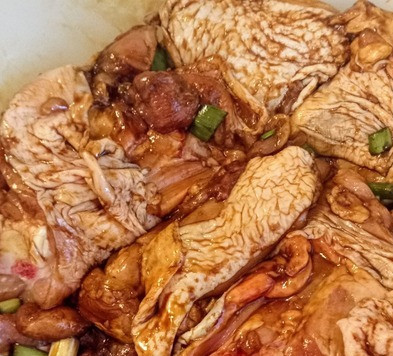 1. Этап. Куриные бедра с мисо и имбирем: Разогреть духовку до 220С. В отдельной ёмкости смешать мисо, перец красный жгучий, имбирь, мед, соевый соус и зелёный лук. В ёмкость поместить куриные бедра, обвалять их в соусе.