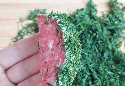 1. Этап. Колбасные дольки с творожным сыром: Обвалять дольки в укропе.