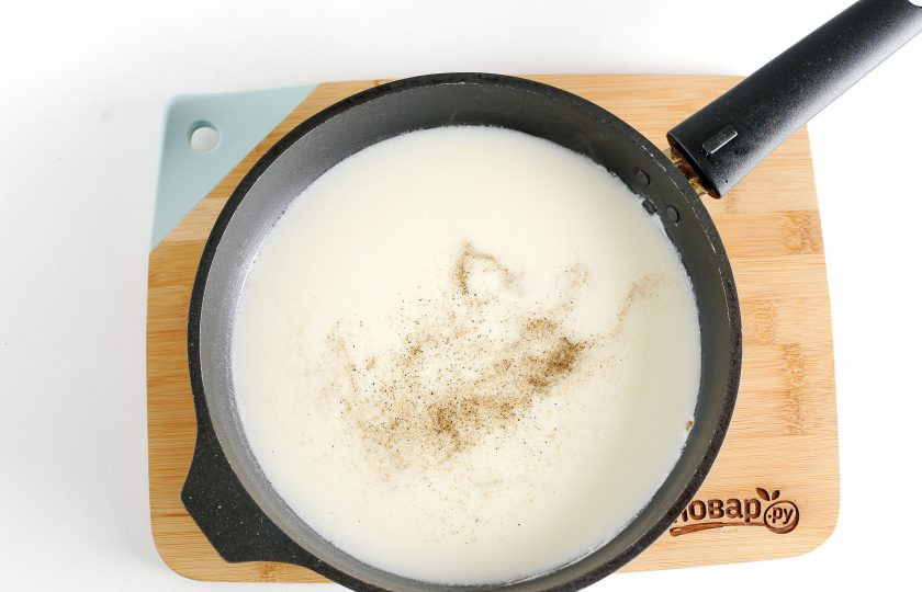 1. Этап. Соус к рису: Все перемешайте и тонкой струйкой влейте воду. Доведите соус до кипения, посолите и поперчите по вкусу. Можно на данном этапе добавить любые специи. Дайте соусу покипеть пару минут и снимите с огня.